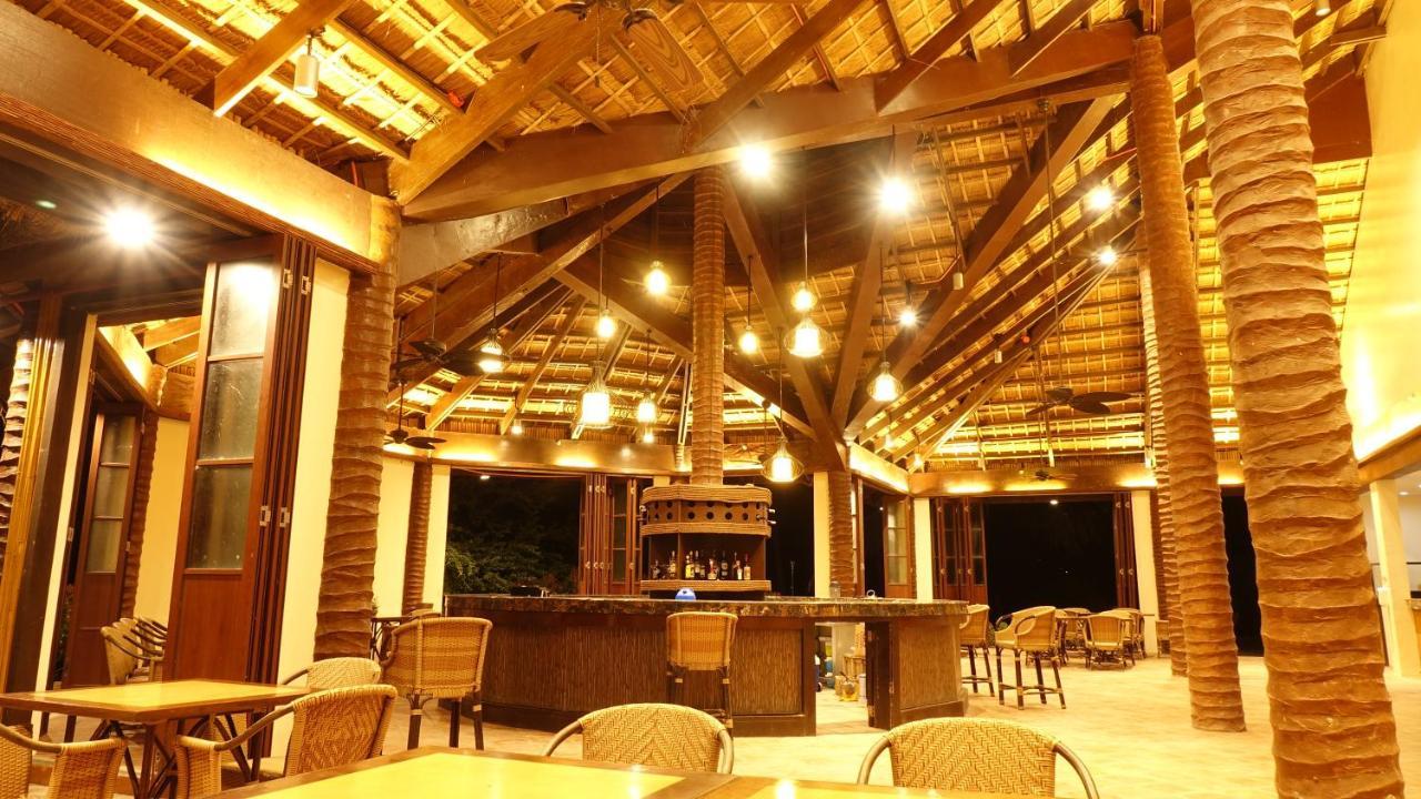 Fridays Puerto Galera Hotel Bagian luar foto