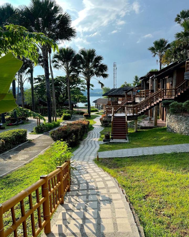 Fridays Puerto Galera Hotel Bagian luar foto
