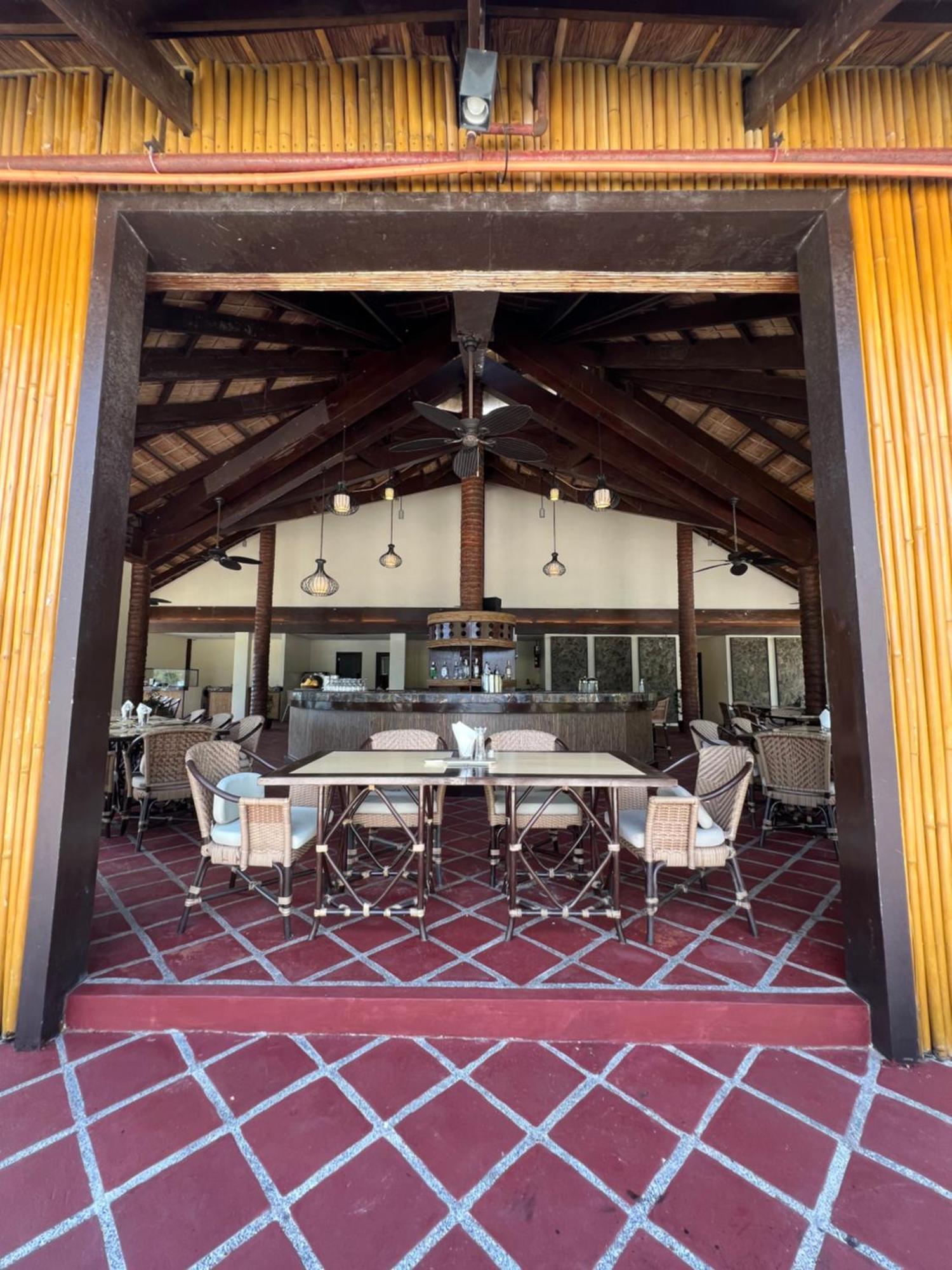 Fridays Puerto Galera Hotel Bagian luar foto