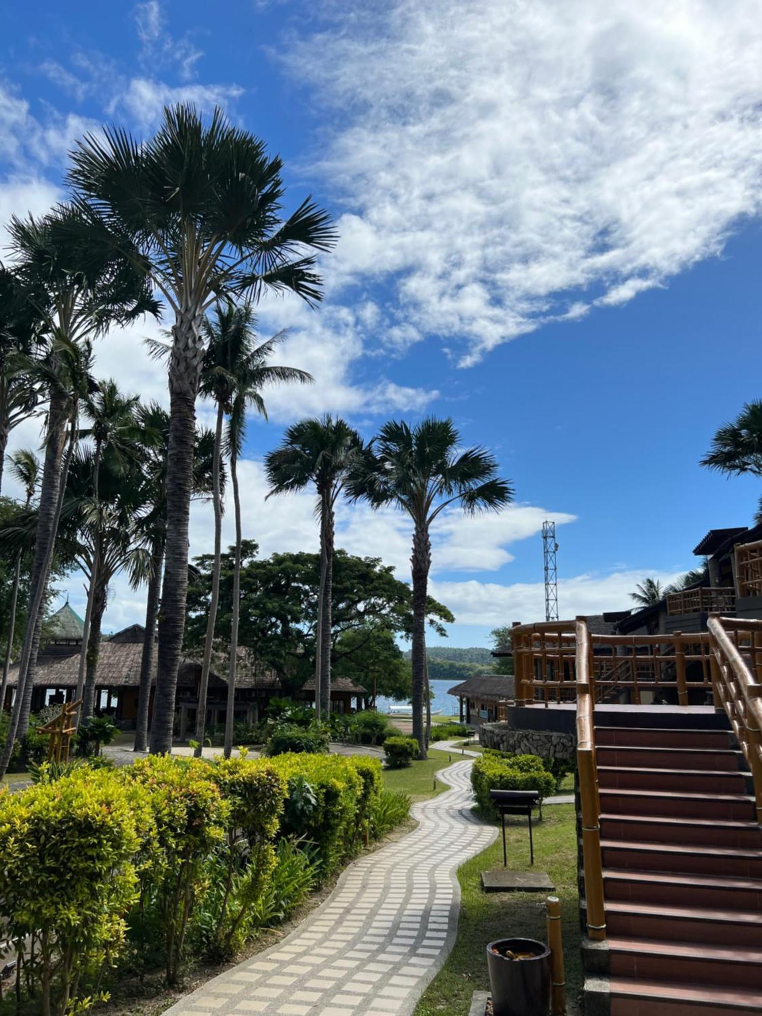 Fridays Puerto Galera Hotel Bagian luar foto