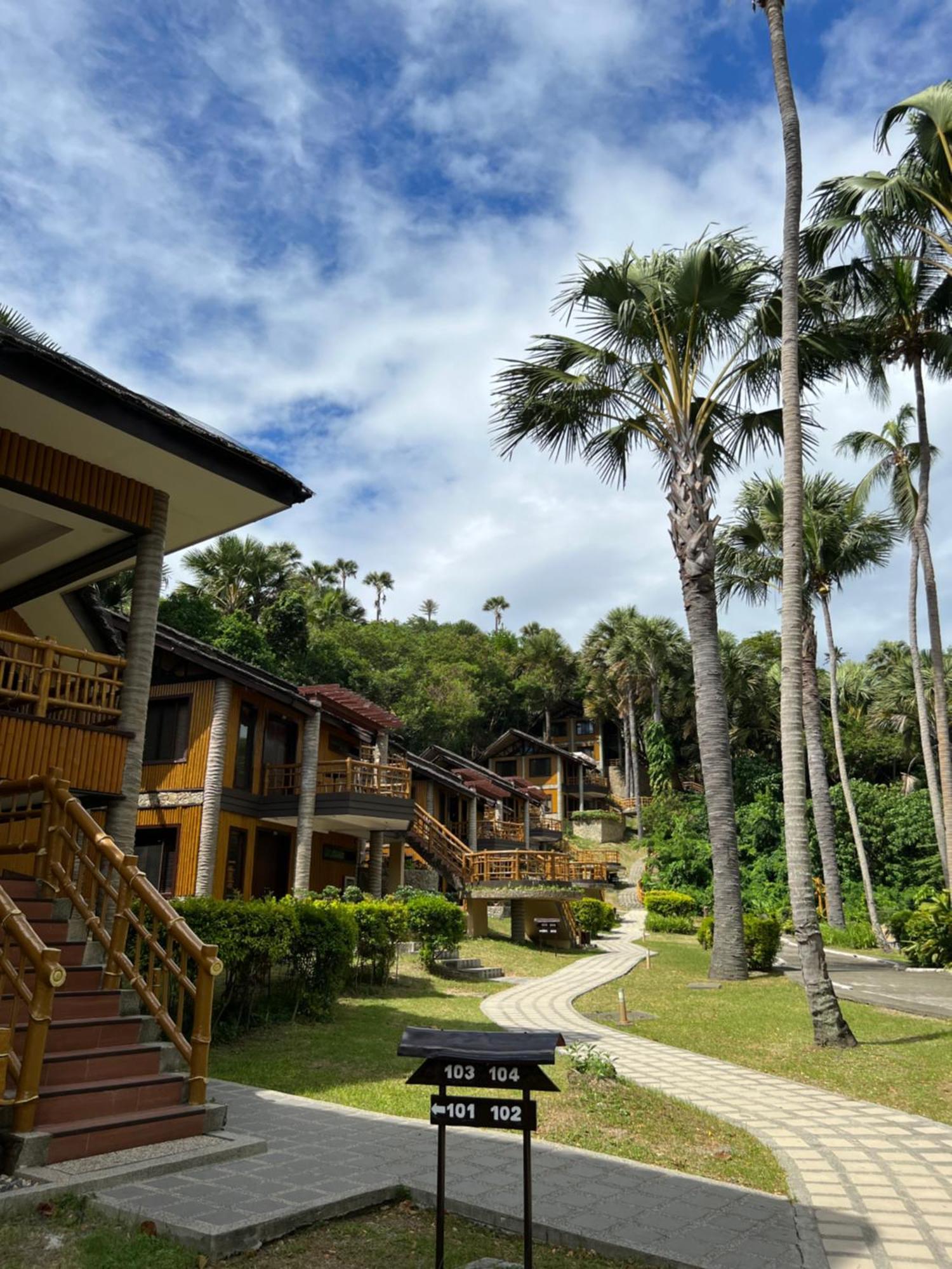 Fridays Puerto Galera Hotel Bagian luar foto