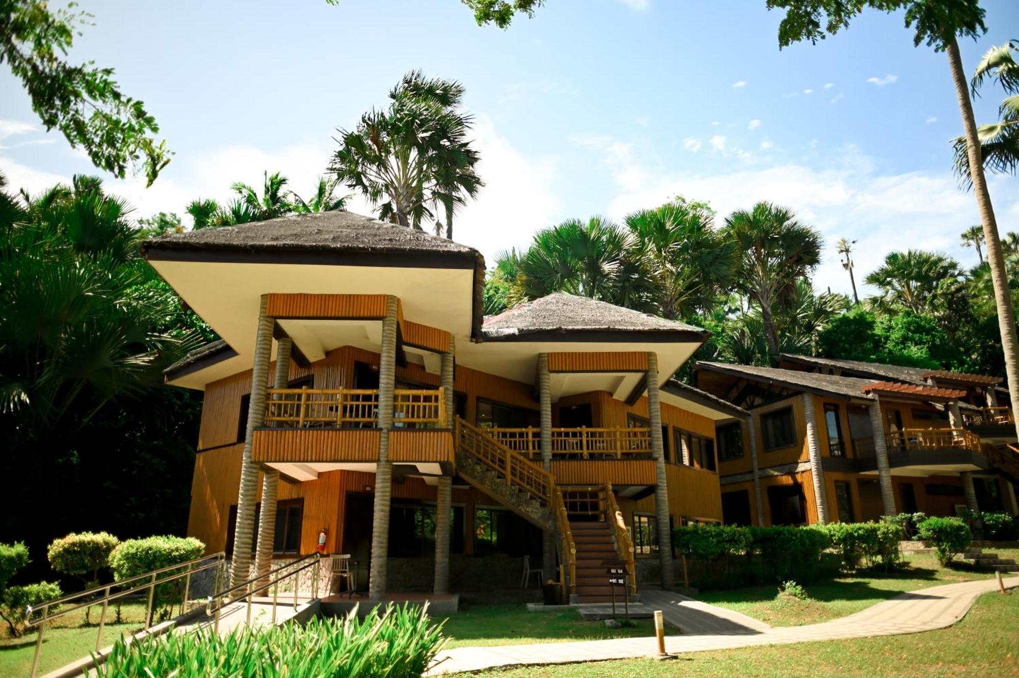Fridays Puerto Galera Hotel Bagian luar foto