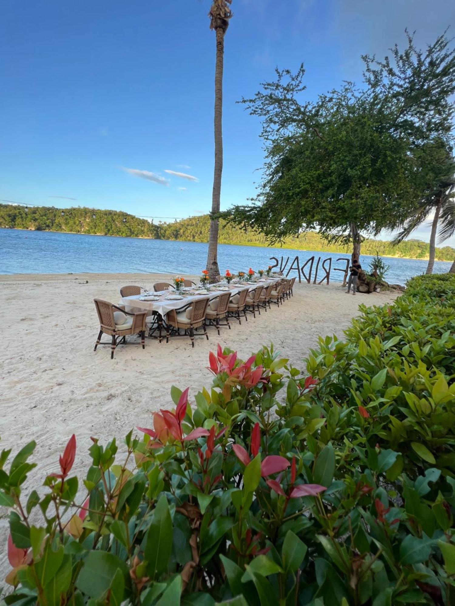 Fridays Puerto Galera Hotel Bagian luar foto
