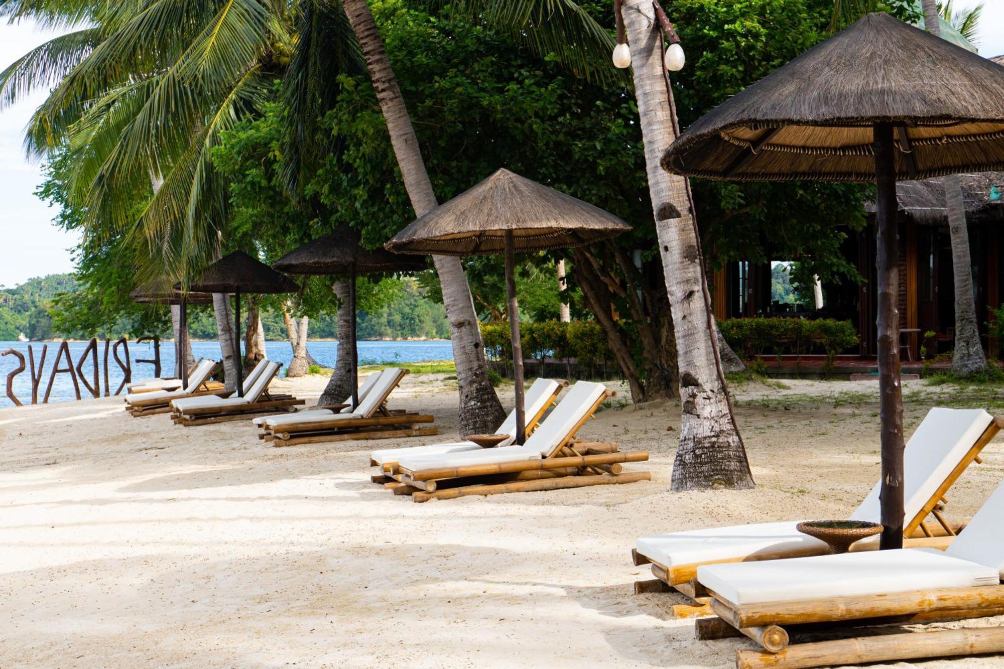 Fridays Puerto Galera Hotel Bagian luar foto