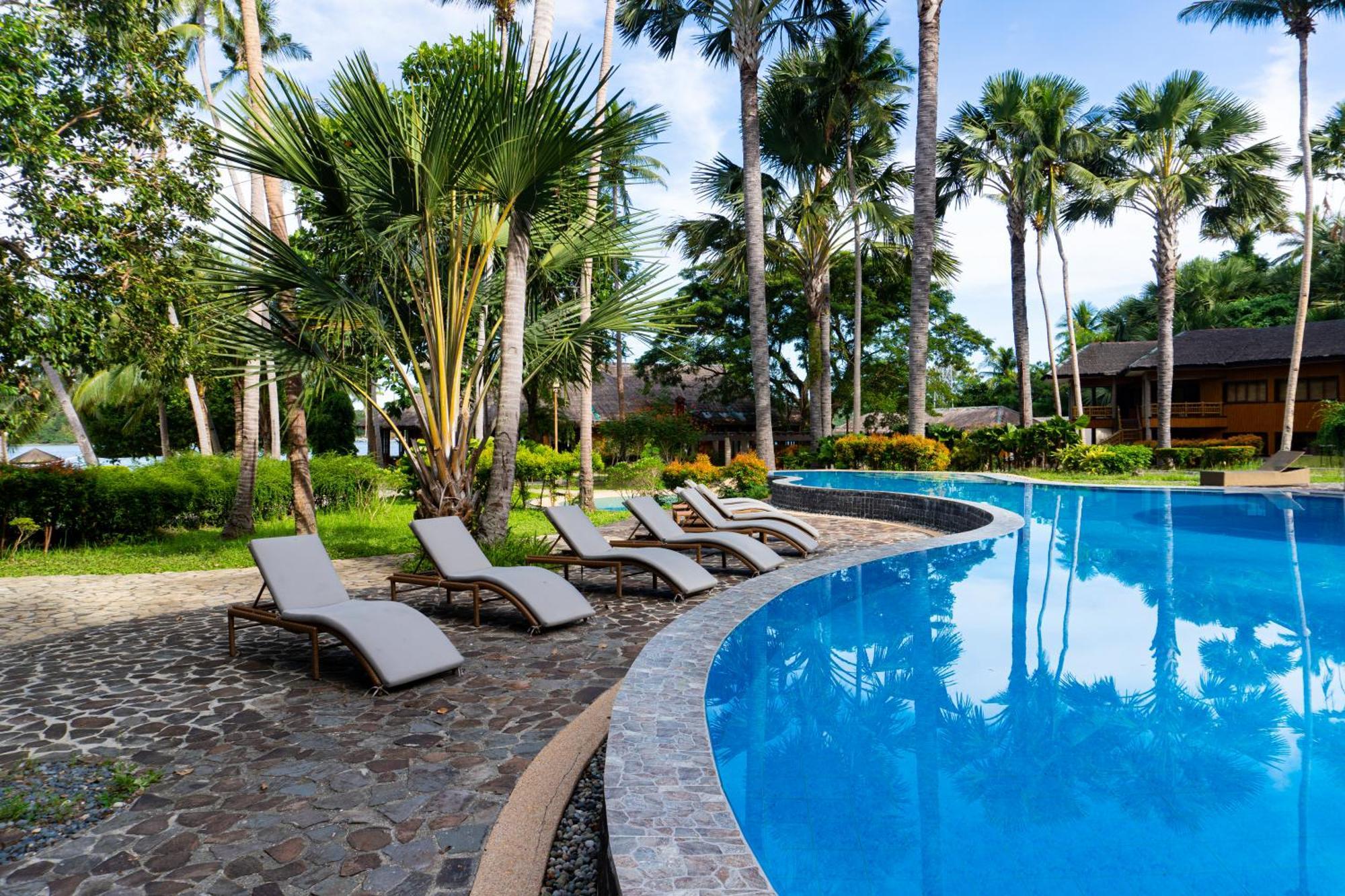 Fridays Puerto Galera Hotel Bagian luar foto