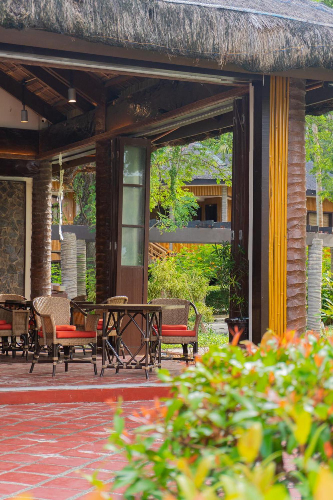 Fridays Puerto Galera Hotel Bagian luar foto