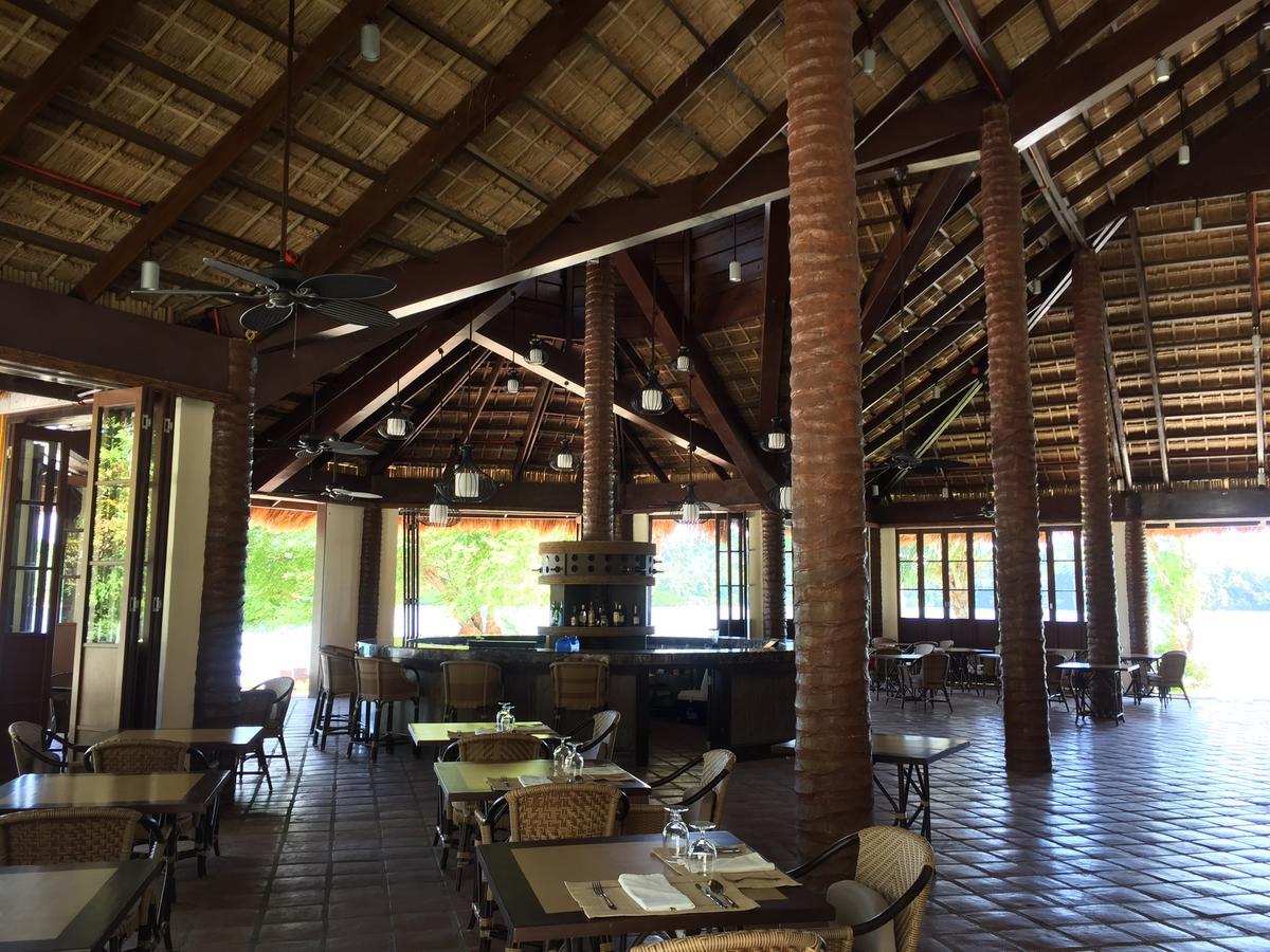 Fridays Puerto Galera Hotel Bagian luar foto