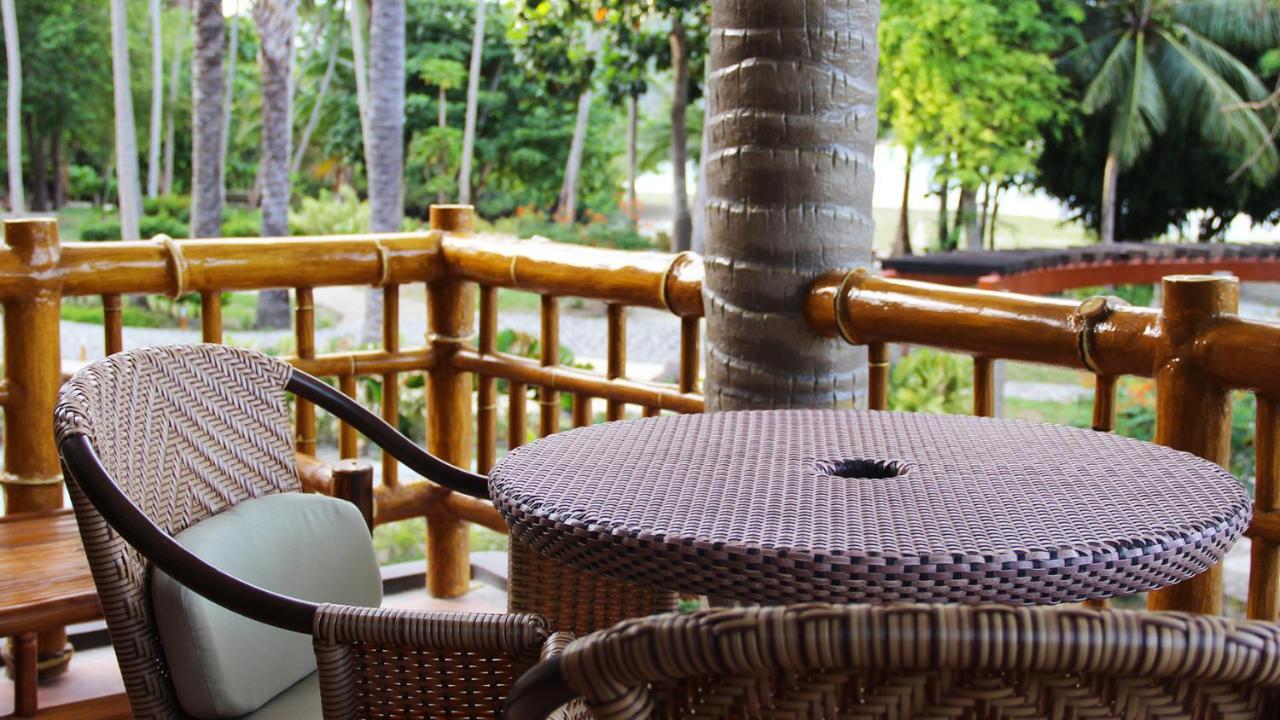 Fridays Puerto Galera Hotel Bagian luar foto